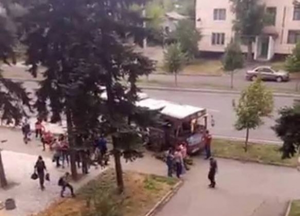 В Макеевке троллейбус с людьми влетел в дерево (фото)