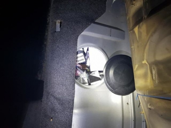 В топливном баке авто через КПВВ пытались провезти партию сигарет