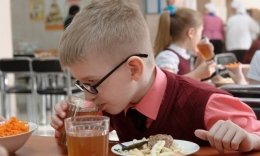 Группа граждан занималась махинациями во время закупок питания для школьников