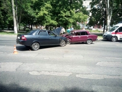 В центре Горловки лоб в лоб столкнулись два ВАЗа (фотофакт)