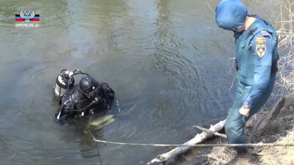 В Макеевке из водоема достали автомобиль с телом мужчины