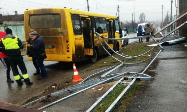 Рейсовый автобус протаранил остановку общественного транспорта