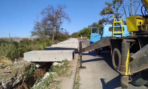 Канализационный коллектор строят вдоль Левобережной набережной в Мариуполе
