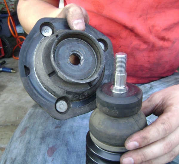 Основные неисправности опор амортизаторов