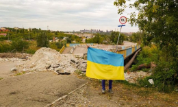 В честь освобождения азовцев в Мариуполе развернули флаг Украины