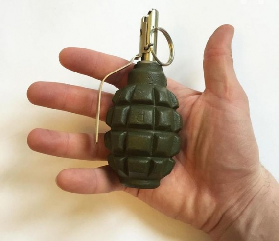 Полицейские задержали мужчину, кинувшего в окно гранату