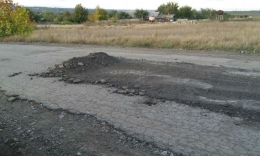 В «ДНР» асфальтом вперемешку с мусором засыпают ямы на дорогах