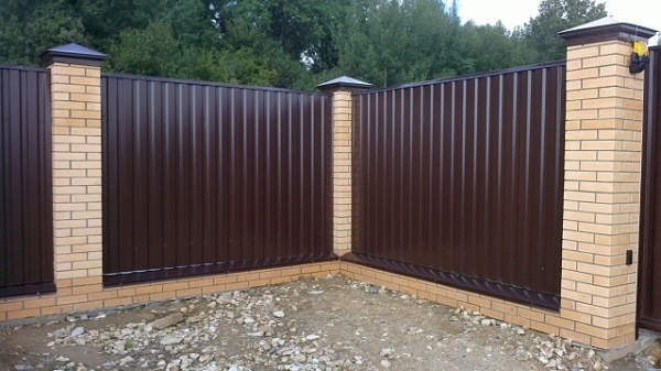 Особенности ограждения из профилированного настила: плюсы и минусы