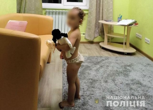 Молодая мать бросила 2-летнего ребенка во дворе дома