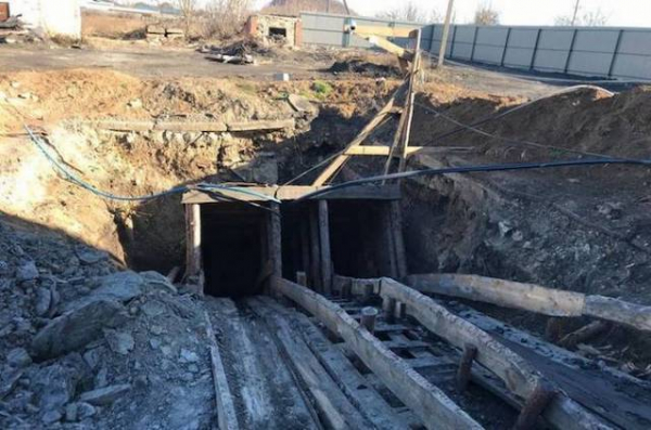 В ОРДО из-под завалов породы в копанке достали двоих людей