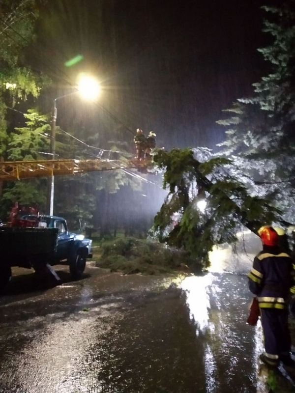 В Краматорске с размахом «погуляла» стихия – спасатели работали всю ночь