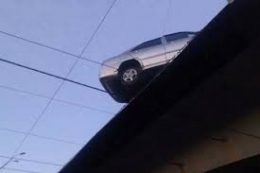 Водитель не справился с управлением и едва не упал в реку вместе с машиной