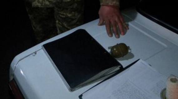 Копы Мирнограда изъяли пистолет и гранату