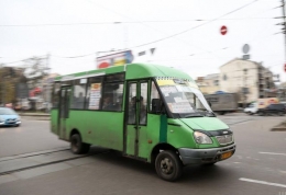 В Донецке из движущейся маршрутки выпала пассажирка