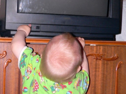 Потянулся за кошкой – на 3-летнего мальчика упал телевизор