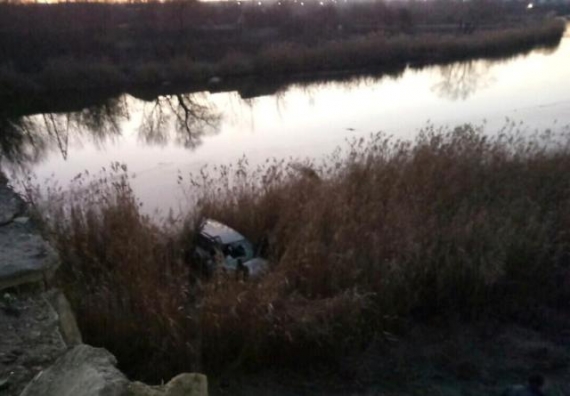 В Славянске автомобиль сорвался с моста