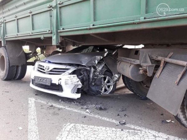 «Toyota» с детьми на полном ходу влетела под «КамАЗ»