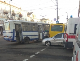 В центре Макеевки – масштабное ДТП с участием маршрутки, автобуса и «скорой» (фото)