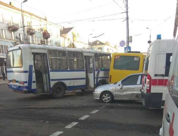 В центре Макеевки – масштабное ДТП с участием маршрутки, автобуса и «скорой» (фото)