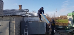 В Марьинке спасатели восстанавливают дома местных жителей