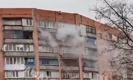 Во время пожара в Краматорске пожарные спасли женщину и 7-летнего ребенка