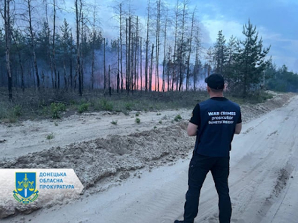 После российского обстрела возле Лимана загорелся лес