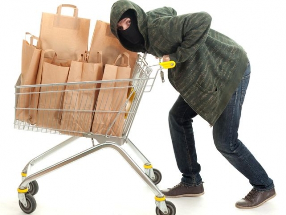 В Шахтерске обокрали магазин – вынесли продукты и алкоголь