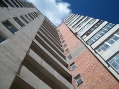 Второй случай за полгода: в Макеевке с крыши высотки упал парень