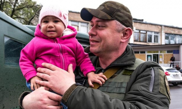 Из Красногоровки «белые ангелы» вывезли две семьи (фото)