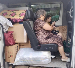 Запорожские благотворители эвакуируют жителей Донбасса