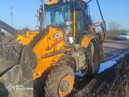 Вражеский FPV-дрон повредил экскаватор спасателей