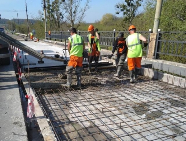 У села Богородичное продолжается ремонт моста