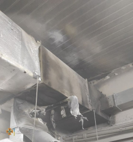 Поздним вечером на Приморском бульваре в Мариуполе горело кафе