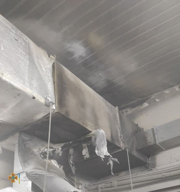 Поздним вечером на Приморском бульваре в Мариуполе горело кафе