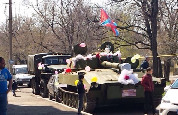 Нарядные танки вызвали злость у дончан (фото)