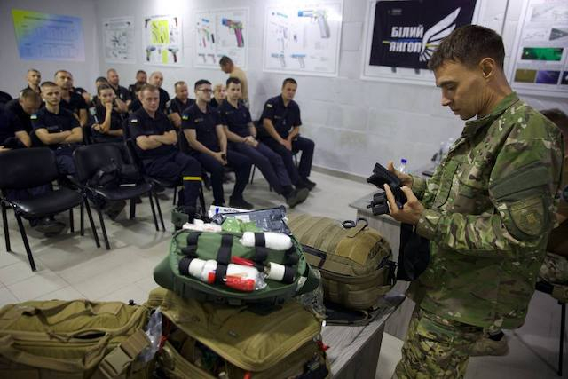 «Белые ангелы» проводят тренинги с полицейскими и спасателями в Сумах