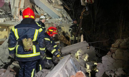 Российская ракета разрушила подъезд жилого дома в Селидово