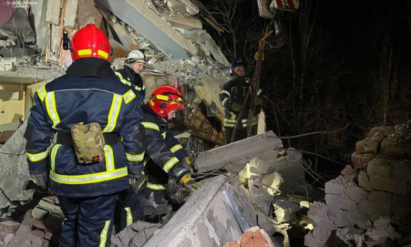 Российская ракета разрушила подъезд жилого дома в Селидово