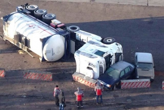 Нетрезвый водитель в прифронтовом городе перевернул бензовоз (фотофакт)
