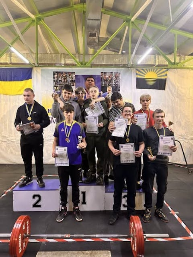 Триумф на чемпионате по пауэрлифтингу - спортсмены Краматорска завоевали 26 медалей