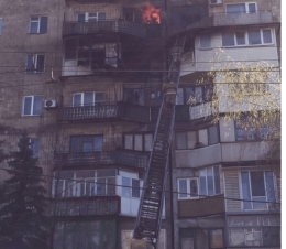 Несколько квартир сгорели в многоэтажном доме в Макеевке
