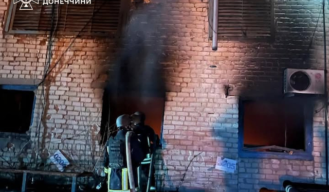 Спасатели в Краматорске оказались под повторным ударом при тушении пожара после обстрела