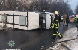 ДТП в Мариуполе – от столкновения с легковой машиной автобус перевернулся