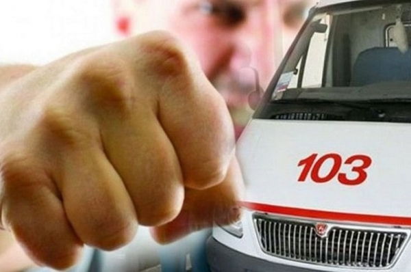 Неадекватный пациент напал на фельдшера скорой помощи