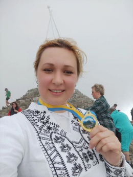 Рекорд Украины – на Говерлу подняли флаг, сшитый учительницей из Мариуполя (фото)