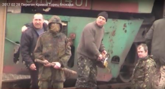 Блокаду Донбасса пытались вскрыть бензопилой (видео)