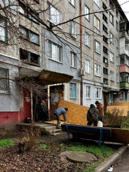 Жителям Дружковки передали наборы для временного ремонта жилья