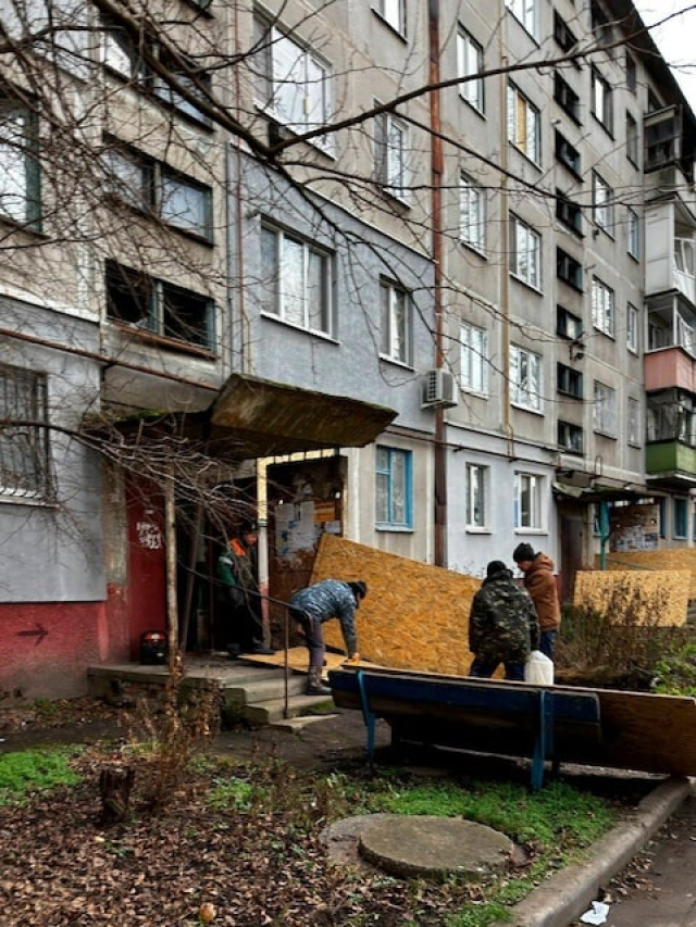 Жителям Дружковки передали наборы для временного ремонта жилья