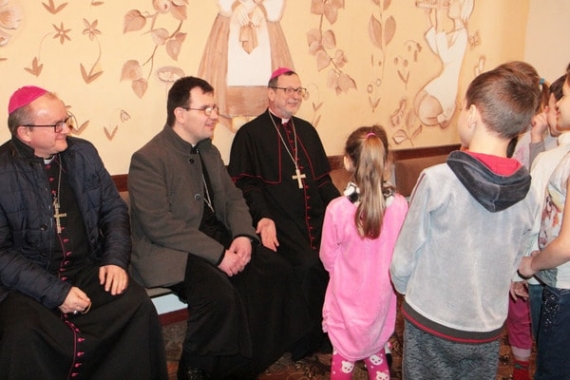 Чем посол Ватикана поможет детям Авдеевки?