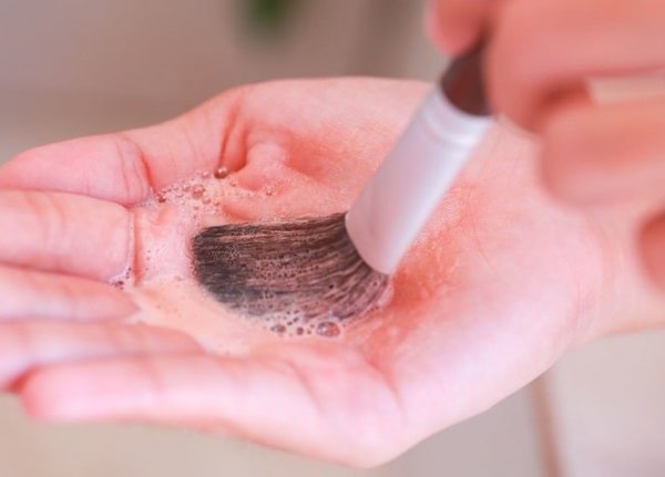 Очистители кистей для макияжа: как выбрать?